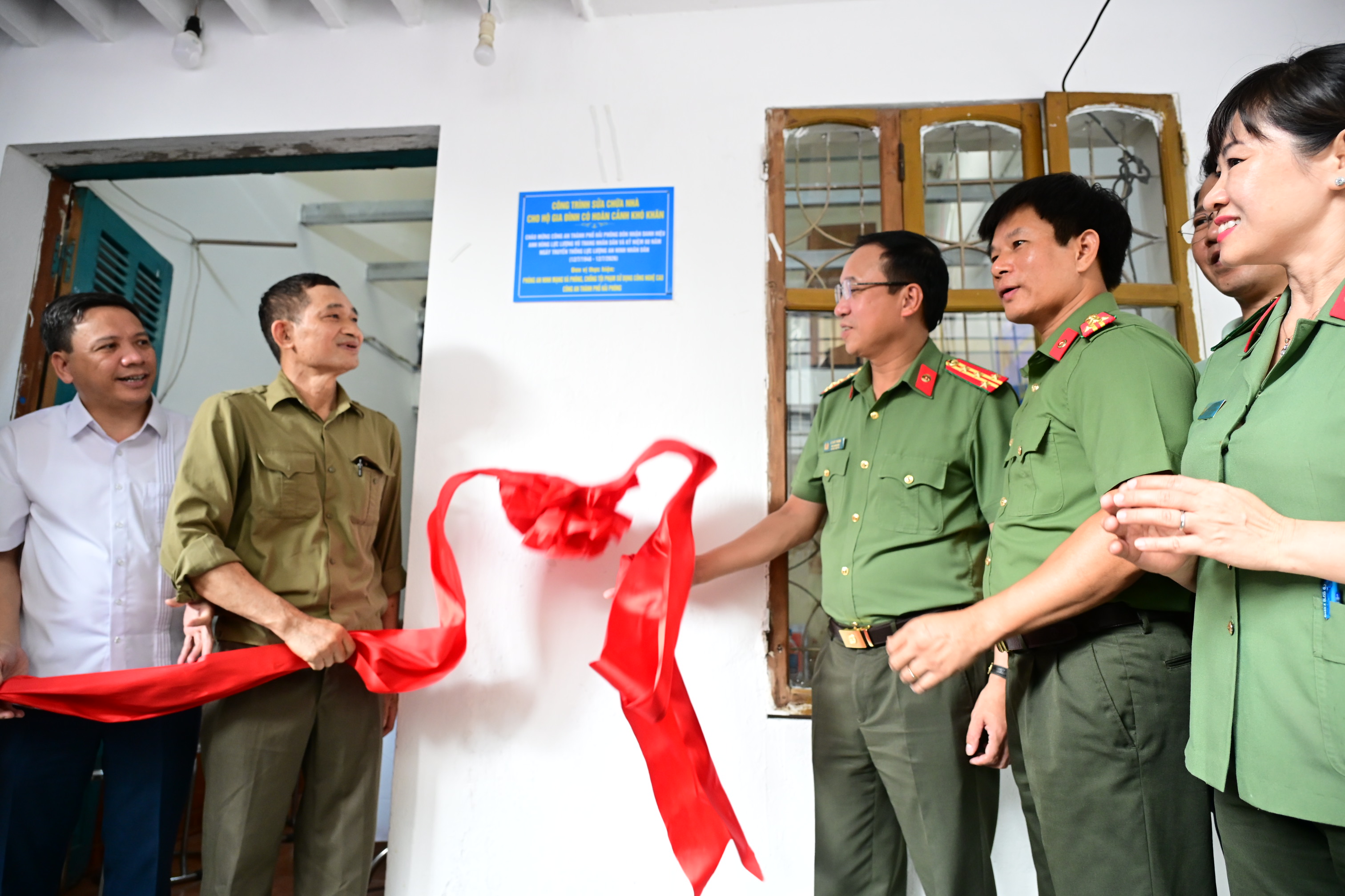 Phòng An ninh mạng và phòng, chống tội phạm sử dụng công nghệ cao tổ chức khánh thành công trình sửa chữa nhà cho hộ gia đình ông Phạm Công Quý